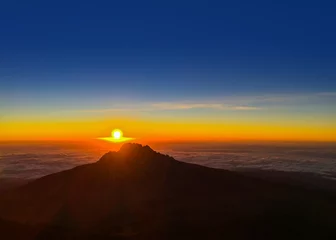 Papier Peint photo Kilimandjaro Lever du soleil sur le pic Mawenzi sur le mont. Kilimandjaro en Tanzanie, Afrique