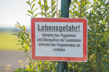 Warnschild am Flugplatz