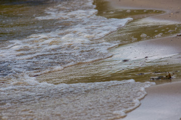Meer trift auf Sandstrand