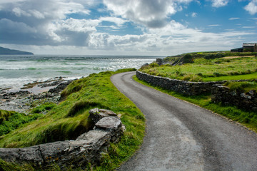 Enge Küstenstraße in Irland
