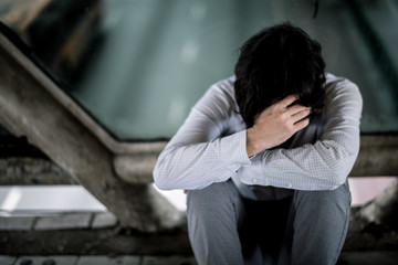 Obraz premium business man is stressed from his work. depression and anxiety concept.