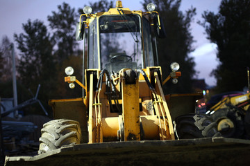 Экскаватор работает на стройке