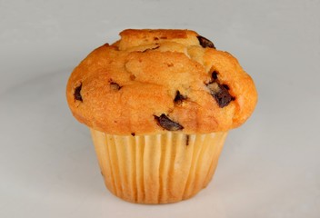 Muffin auf weissem Teller