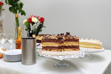 Słodycze i desery na szwedzkim stole, alkochol i kwiaty.