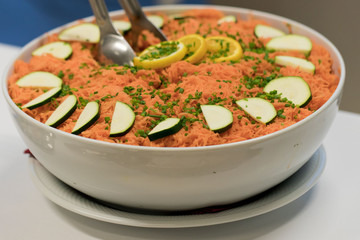 Catering: Essen vom Buffet - Brötchen, Fleisch und Salat