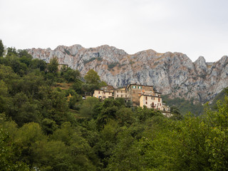 Obraz premium Borgata of houses above the village of Cardoso in Alta Versilia