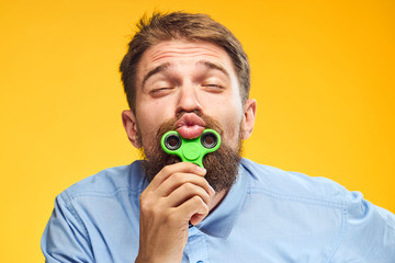 1733149 man kisses spinner