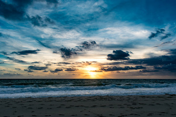 Obraz premium windy wavy blue morning at the beach
