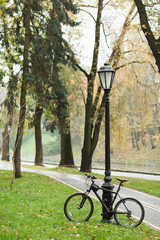 Naklejka premium Bicycle in colorful autumn park. Fall season background