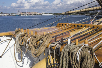 Obraz premium Details of a traditional tall ship with properly cleared lines build at the beginning of the 20th century