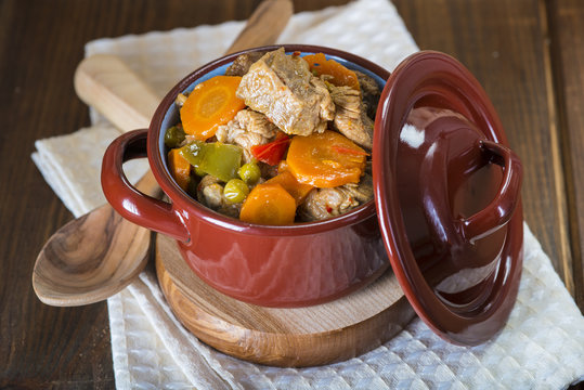 Rag&uacute; de ternera, carne guisada con verduras para una comida de dieta mediterr&aacute;nea