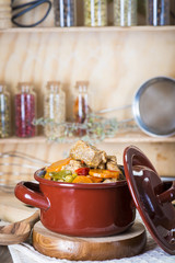 Ragú de ternera, carne guisada con verduras para una comida de dieta mediterránea