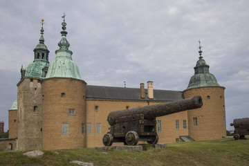 The fortress of Kalmar with a cannon in the first plan © Pawel Sidlo