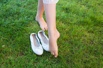 the balerina nude footed in the grass © Abambo