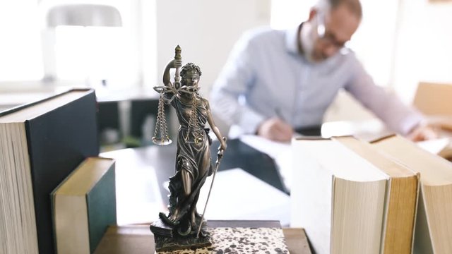 Justitia Figur - Personifikation der Gerechtigkeit in weitem Anwalts b&uuml;ro, Tracking Shot mit Kamerafahrt
