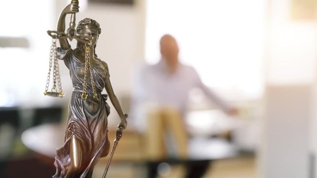 Justitia Figur - Personifikation der Gerechtigkeit in weitem Anwalts b&uuml;ro, Tracking Shot mit Kamerafahrt