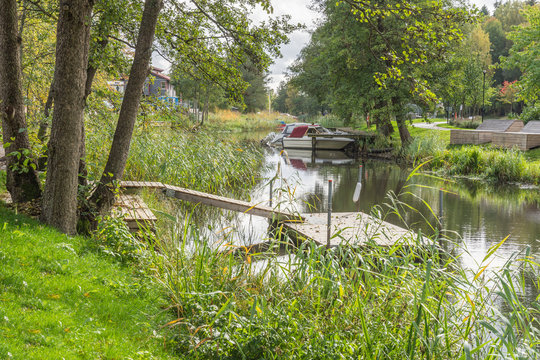 Bryggor f&ouml;r kanoter som vill ta upp kanoter vid f&auml;rd i  &Aring;kers kanal finns vid slusar och rastplattser