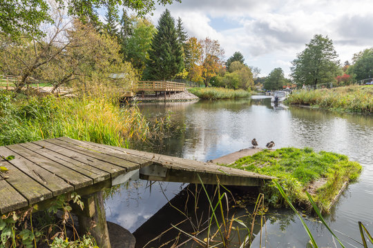 Bryggor f&ouml;r kanoter som vill ta upp kanoter vid f&auml;rd i  &Aring;kers kanal finns vid slusar och rastplattser.
