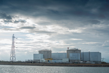Fototapeta na wymiar centrale nucléaire de Fessenheim au bord du Rhin par ciel nuageux