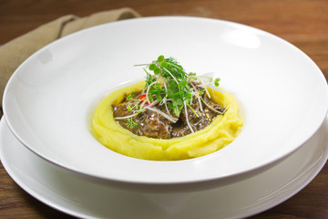  mashed potatoes with marbled beef sauce black angus