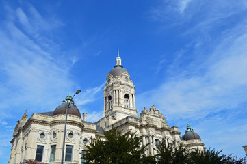 Obraz premium City landscape photo of an historically preserved building in the downtown area of a city