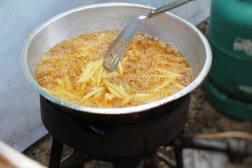 Making french fries is delicious in pan