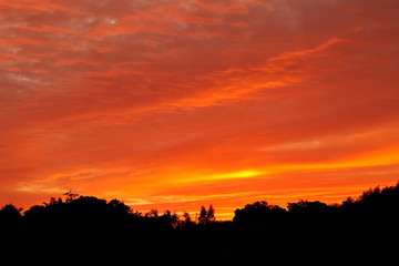 台風一過　秋の朝焼けと街並み
