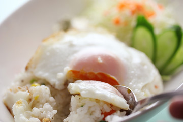 チャーハンと目玉焼き