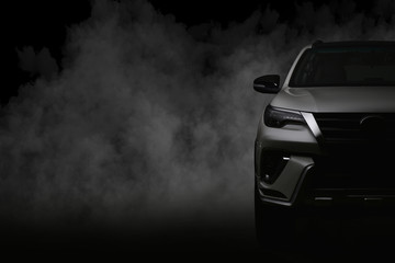 Studio shot van witte auto geïsoleerd op zwarte achtergrond met schaduw en rook mist.