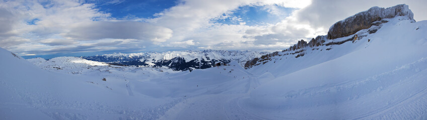 Fototapeta na wymiar Panoramaaufnahme aufgenommen im Winter oberhalb der Hahenköpfle Bergstation am großen Ifen im Kleinwalsertal in Österreich