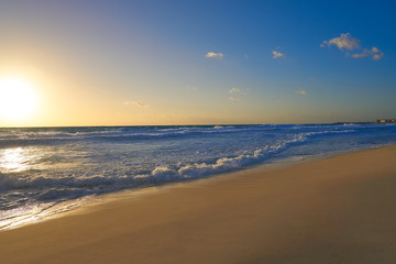 Obraz premium Cancun sunrise at Delfines Beach Mexico