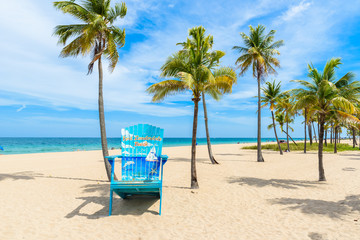 Paradise beach at Fort Lauderdale in Florida on a beautiful sumer day. Tropical beach with palms at white beach. USA. - 177878652