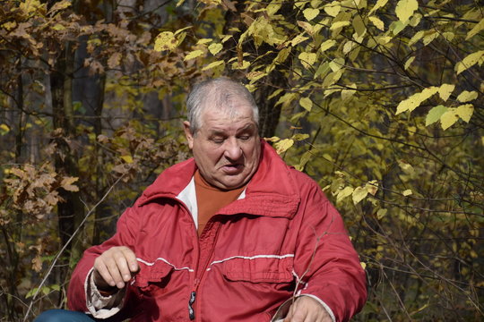кавказский мужчина отдыхает в осеннем лесу  