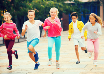 Fototapeta premium Company of kids are jogning together