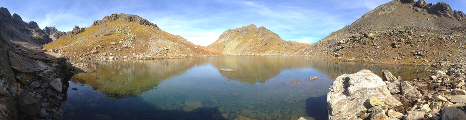 Fototapeta na wymiar A beautiful panorama of an alpine lake at an altitude of 2,800 meters above sea level in an archipelago