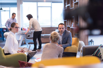 Obraz premium Startup Business Team At A Meeting at modern office building