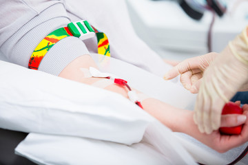 Venenkatheder bei Blutspende in Klinik wird von Krankenschwester gelegt