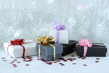 des cadeaux avec noeuds brillants sur un décor de fêtes de Noël