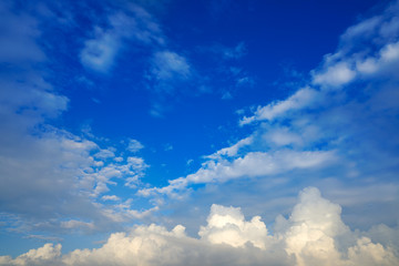 Naklejka na ściany i meble Blue sky white cumulus clouds