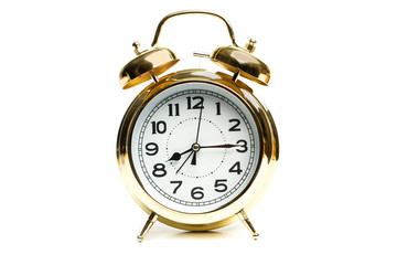 Reloj despertador antiguo metal dorado sobre fondo blanco aislado. Vista de frente