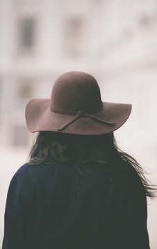 woman with hat from behind
