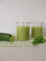 Selbst gemachte Zucchinicremesuppe im Glas