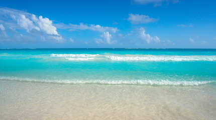 Fototapeta na wymiar Caribbean turquoise beach in Riviera Maya