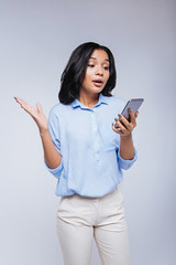 Naklejka premium Surprised young woman reading text message