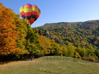 Montgolfière et Chapelle Roche-Charles - Cezalier