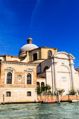 Obraz premium Old Church Along Venice Canal