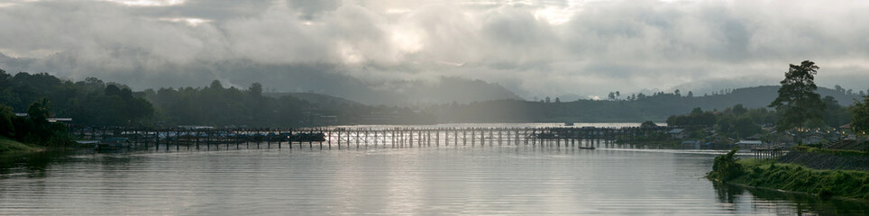 Obraz premium wooden bridge with sunshine in kanchanaburi thailand
