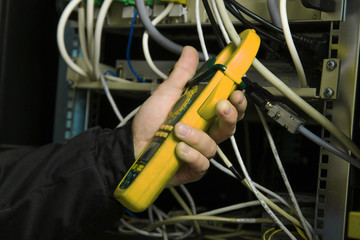 Electrical measurements with yellow multimeter