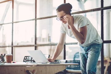 Obraz premium Young man in modern office