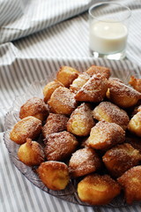 Frittelle alla ricotta con bicchiere di latte